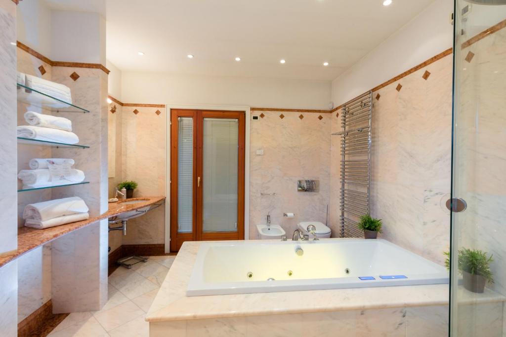 Camera con Jacuzzi Lake Front Luxury Suites Sirmione