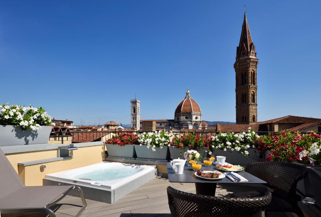 Jacuzzi in Terrazza Hotel San Firenze Suites & Spa