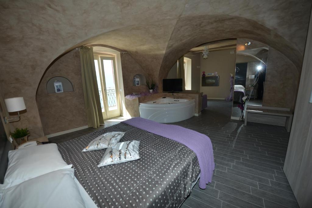 Camera Hotel Miralago Tremosine Sul Garda con Jacuzzi con Vista sul Lago