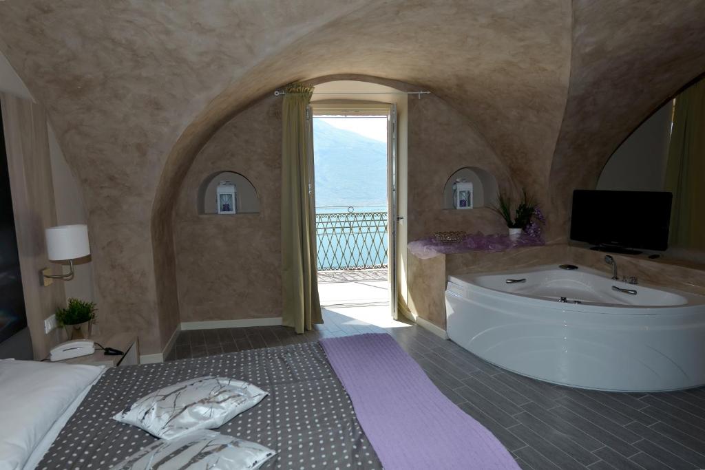 Hotel Miralago Tremosine Sul Garda con Jacuzzi con Vista sul Lago